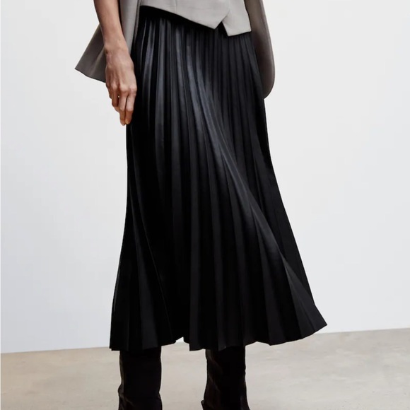 NWOT Mango faux-leather pleated skirt - Picture 2 of 3